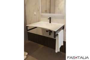 Lavabo ergonomico con staffe portasciugamani